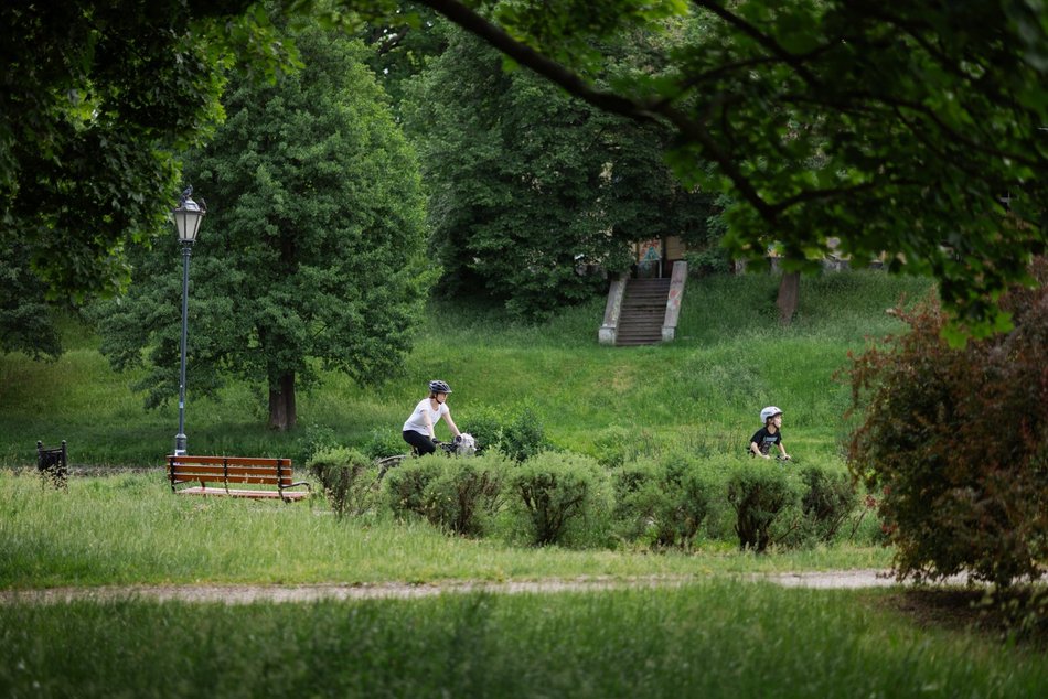 Łódź. Łodzianie spędzają czas wolny w Parku Helenów i Parku Podolskim w Łodzi. Sport i chillout