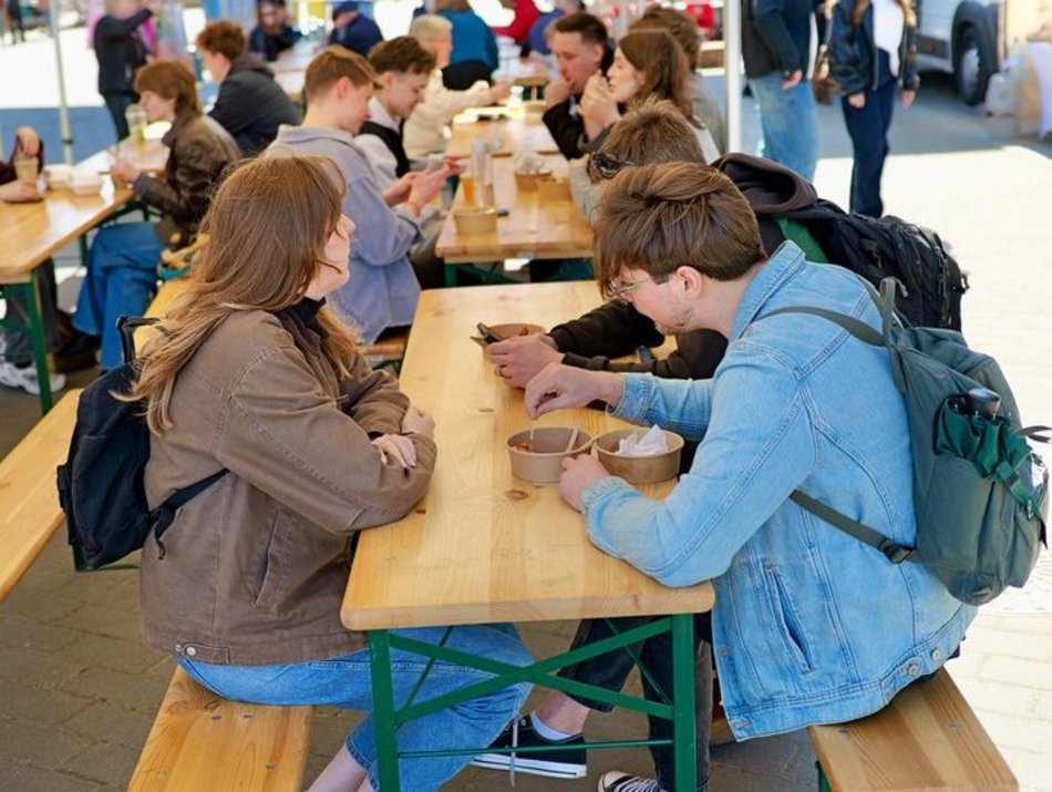 Łódź. Zlot food trucków w EC1 Łódź. Nie chce Ci się gotować? Koniecznie tam zajrzyj!