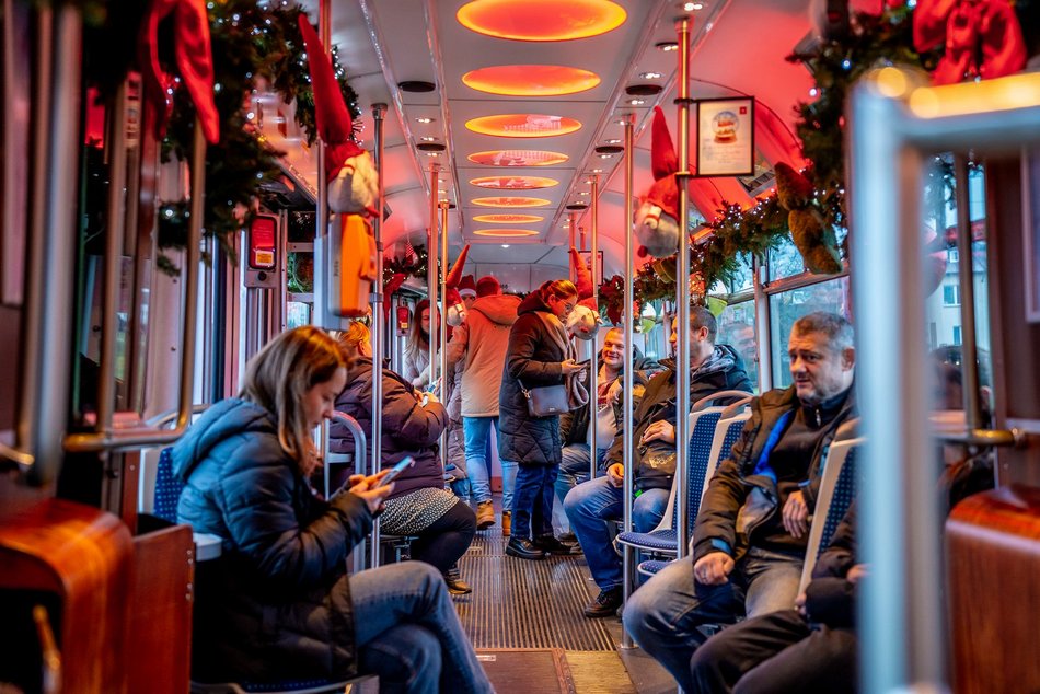 Łódź. Mikołajkowy tramwaj MPK Łódź już pędzi po mieście! Zobacz, jak się prezentuje