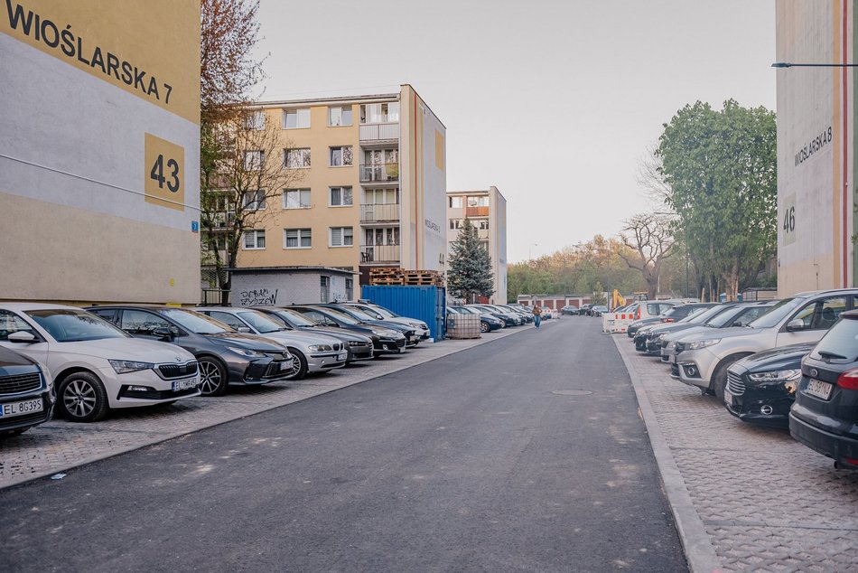 Łódź. Wioślarska w Łodzi po remoncie pierwszego odcinka. Nowe parkingi, jezdnia i chodniki