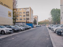 Łódź. Wioślarska w Łodzi po remoncie pierwszego odcinka. Nowe parkingi, jezdnia i chodniki