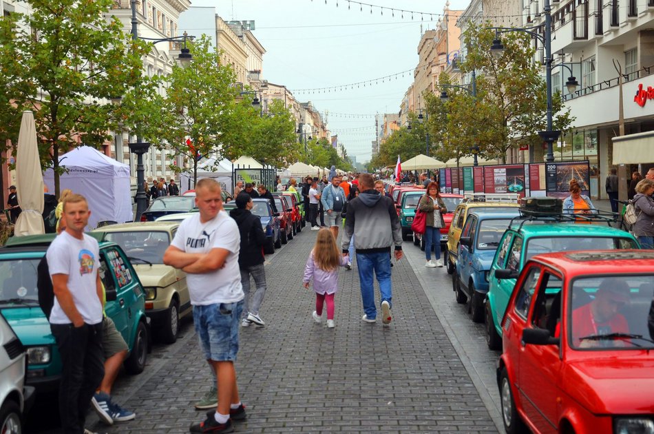 Parada Maluchów w Łodzi 2023. Kolorowe auta przejechały ulicami centrum