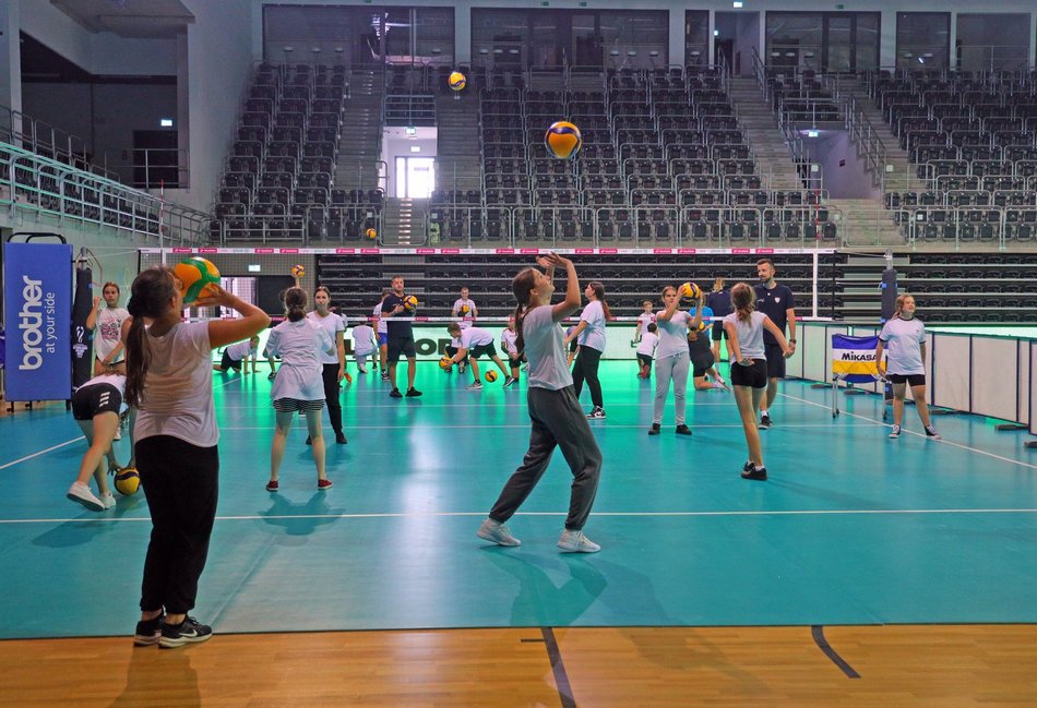 dzieci trenujące siatkówkę