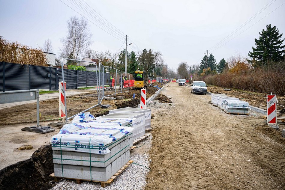 Łódź. Nowa podbudowa drogi, krawężniki i płyty postojowe dla MPK Łódź na Biegunowej