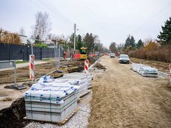 Łódź. Nowa podbudowa drogi, krawężniki i płyty postojowe dla MPK Łódź na Biegunowej