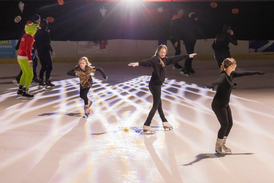 Łódź. Halloween na lodowisku Bombonierka w Łodzi. Królestwo duchów i zjaw na lodzie