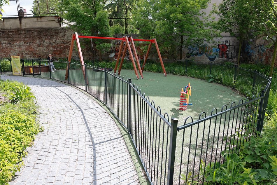 Łódź. Nowa świetlica dla dzieci i młodzieży przy Północnej w Łodzi. Sale warsztatowe, plac zabaw