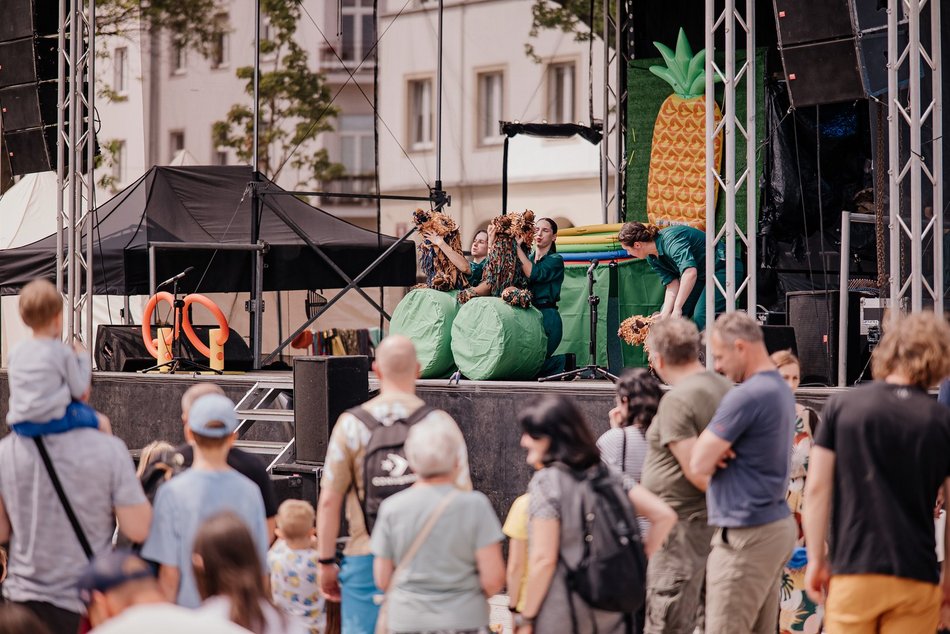 Łódź. Miejski Dzień Dziecka 2025 w Łodzi. Majka Jeżowska, dmuchańce i pokazy [ZDJĘCIA]