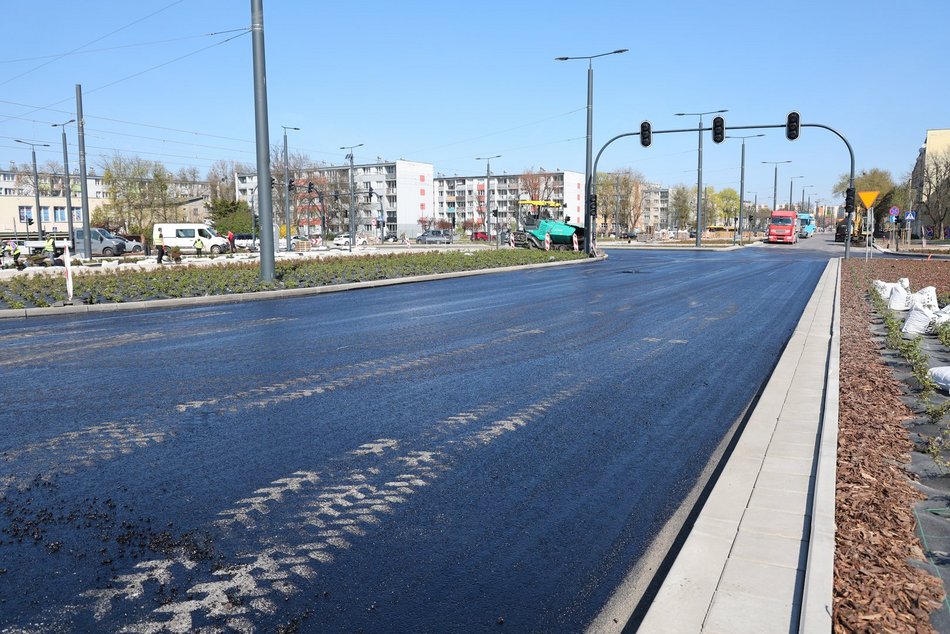 Łódź. Leją asfalt na Rondzie Broniewskiego w Łodzi! Remont Śmigłego-Rydza i Niższej zbliża się do końca!