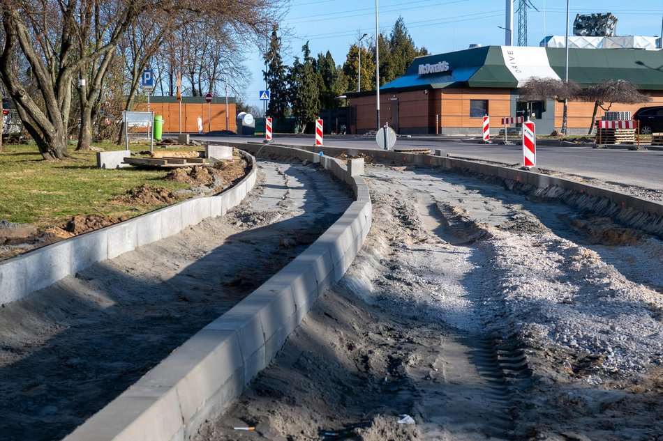 Łódź. Remont Bartoka w Łodzi. Jest już pierwsza warstwa jezdni, trwa budowa parkingów i chodników