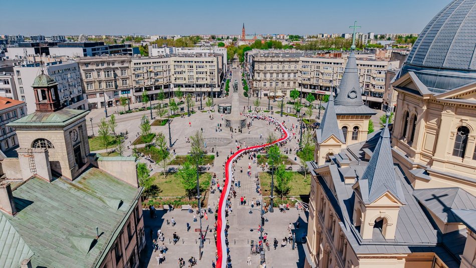 Łódź. Dzień Flagi w Łodzi. Biało-czerwony korowód przeszedł Piotrkowską