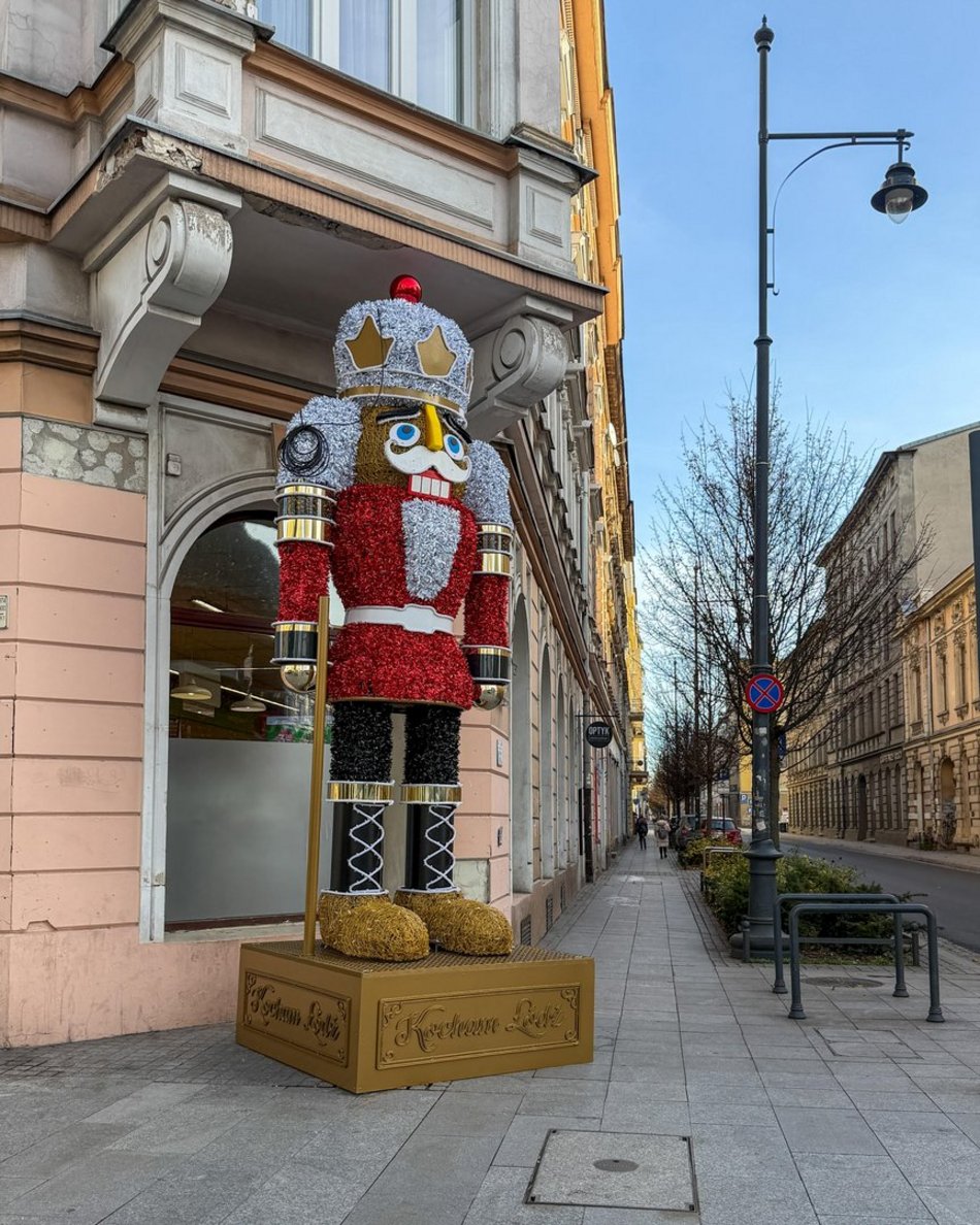 Łódź. Coraz bliżej Święta! Na Piotrkowskiej w Łodzi pojawiły się już pierwsze dekoracje