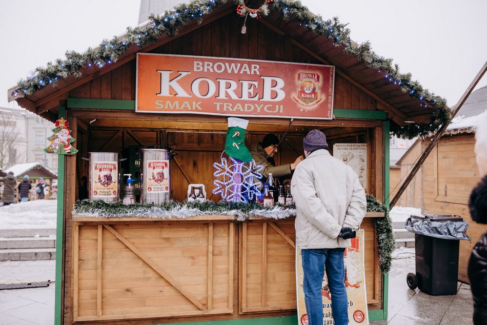 Łódź. Jarmark Bożonarodzeniowy na placu Wolności w Łodzi stoiska, kramy
