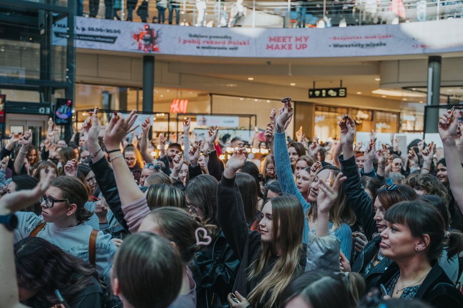 Łódź. Rekord malowania ust w Manufakturze w Łodzi pobity! Byłaś? Znajdź się na zdjęciach!