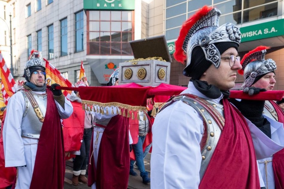 Łódź. Orszak Trzech Króli przeszedł ulicami Łodzi. Radosny pochód przyciągnął tłumy