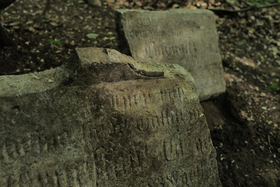 Łódź. Ludzkie kości i nagrobki w Parku Zbójnickim w Łodzi. Niezwykłe odkrycia archeologów z UŁ