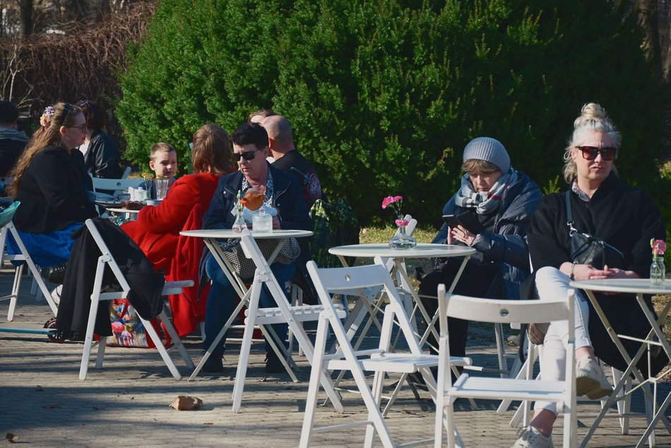 Słoneczna sobota w Parku Źródliska. Łodzianie odpoczywają od zgiełku miasta