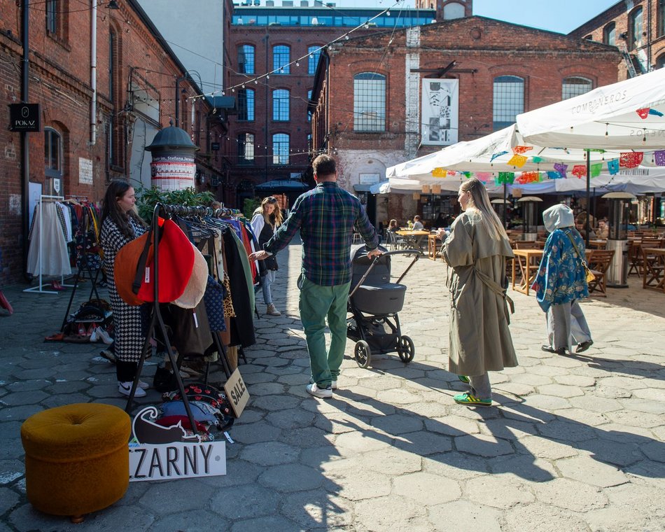 Łódź. Tłumy łodzian w ogródkach na Piotrkowskiej. Tam już czuć majówkę! [ZDJĘCIA]