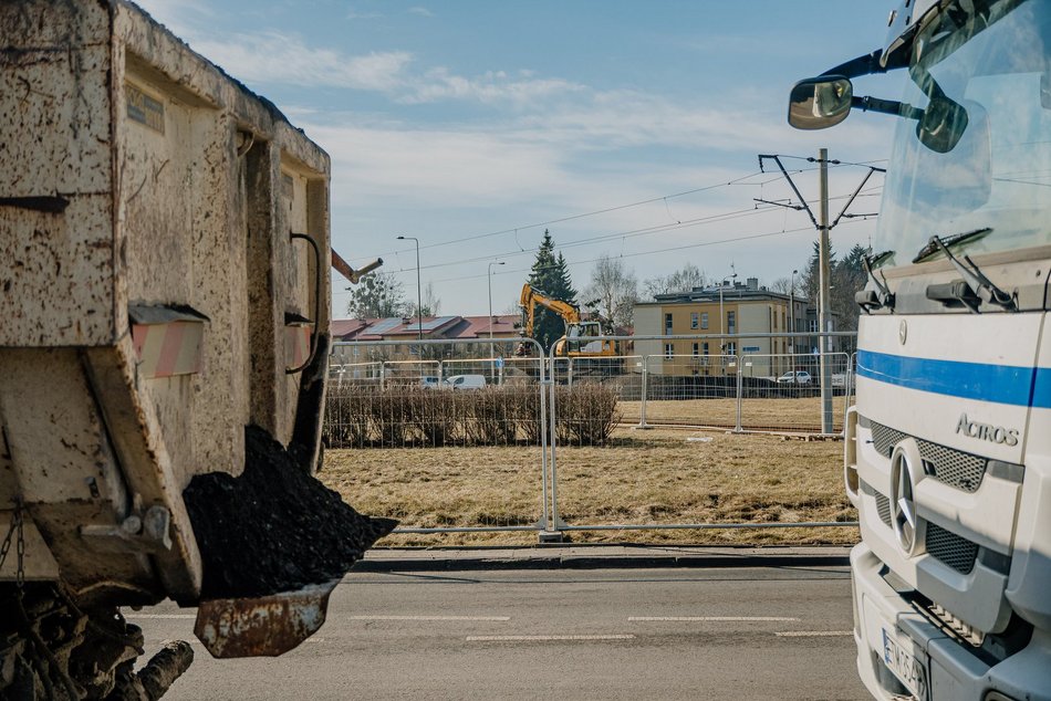 Remont Broniewskiego w Łodzi ruszył pełną parą. Drogowcy pracują nad nowym torowiskiem