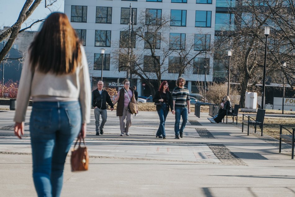 Łódź. Łódź nie tęskni za zimą! Tłumy Łodzian spacerowały po Piotrkowskiej i Parku Staromiejskim