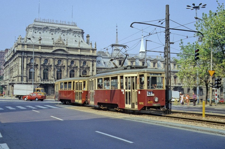 Łódź. Skrzyżowanie ul. Zachodniej oraz ul. Ogrodowej. W tle Pałac Poznańskiego - rok 1989