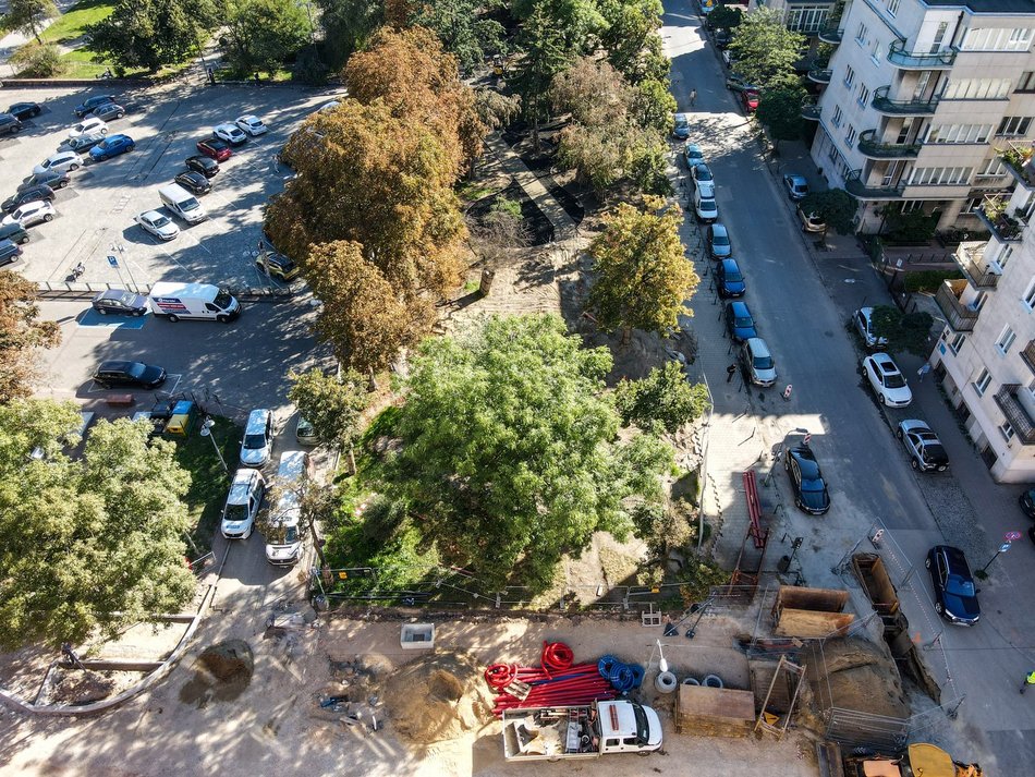 Plac Komuny Paryskiej przechodzi metamorfozę. Koniec z zaniedbanym zaułkiem