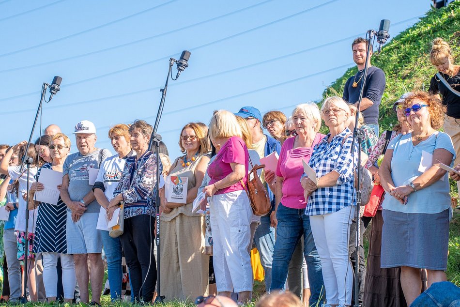 Wielkie wspólne śpiewanie "Prząśniczki" w parku Ocalałych