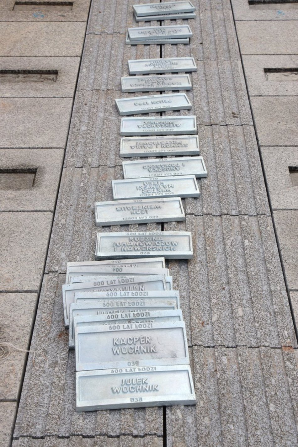 montaż kostek na placu