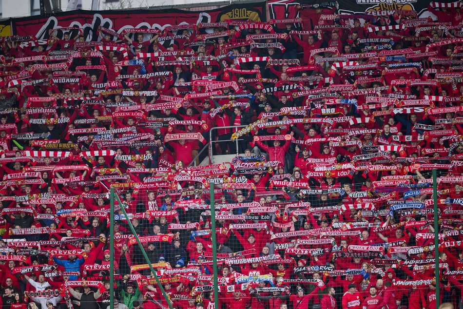 kibice na trybunach stadionu