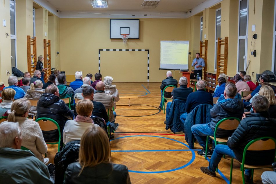 Łódź. Spotkanie o remontach dróg na Chojnach i Dąbrowie. Po raz kolejny wysoka frekwencja