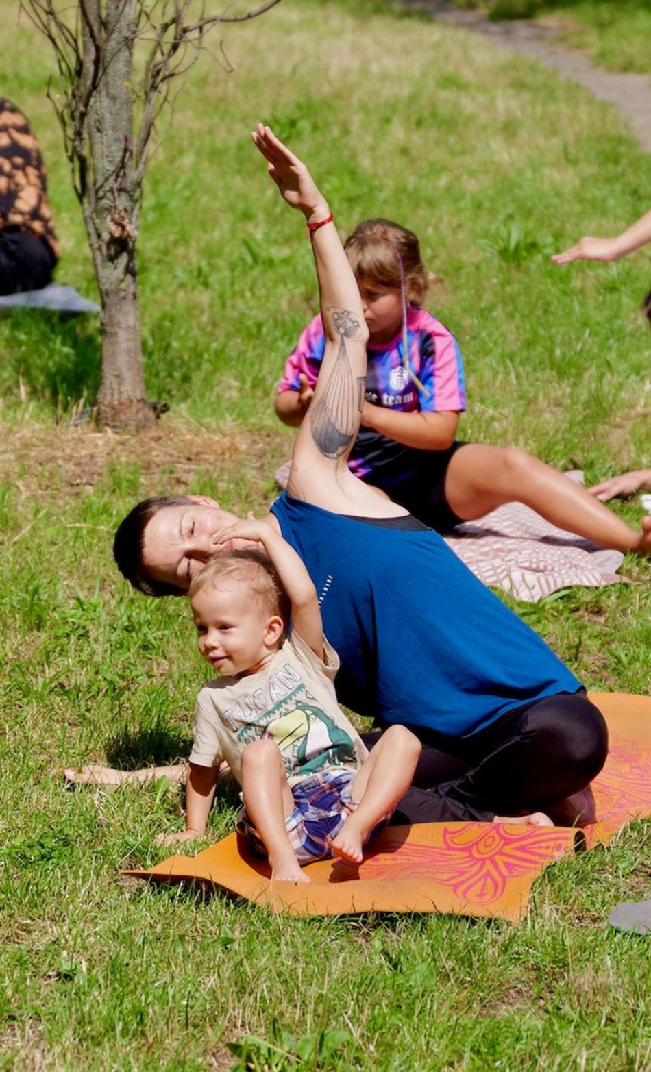Łódź. Joga na świeżym powietrzu. Chętnych w parku Podolskim w Łodzi nie brakowało