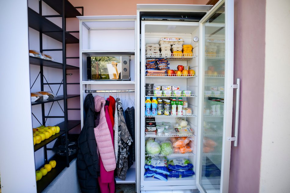 Łódź. Nowa lodówka społeczna w Łodzi. Nie wyrzucaj jedzenia, podziel się!