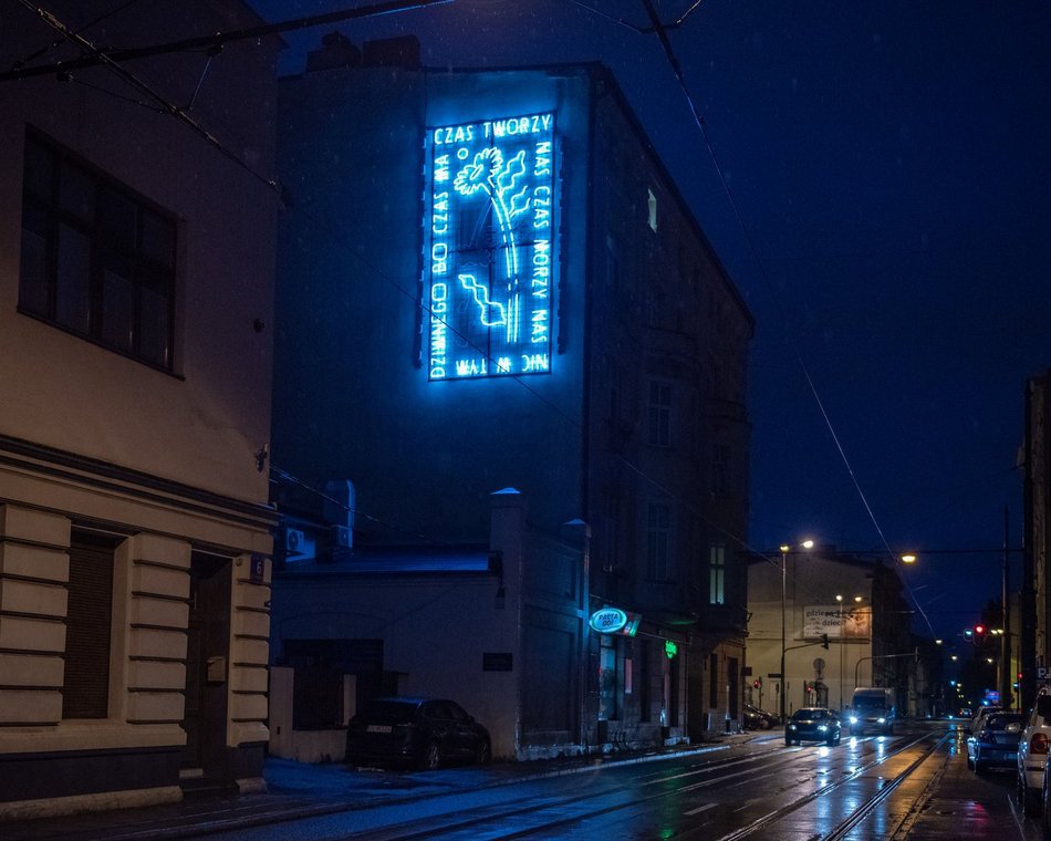 Neon przy ul. Żwirki 8