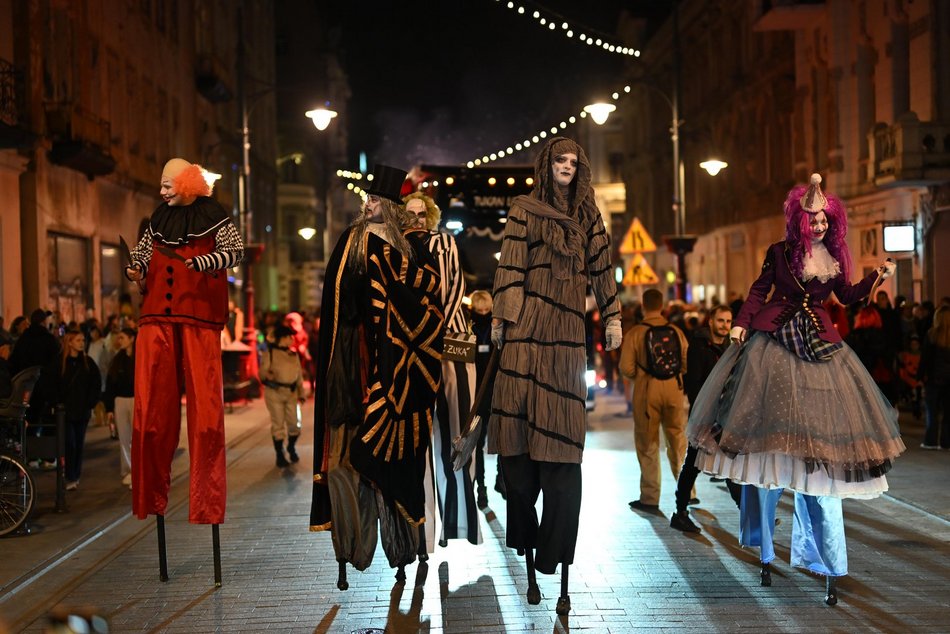 Łódź. Halloweenowa parada przeszła Piotrkowską w Łodzi. Tłumy duchów, czarownic i zombie!