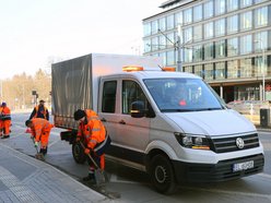 Sprzątanie dróg po zimie w Łodzi