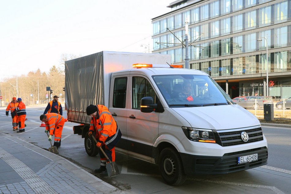 Sprzątanie dróg po zimie w Łodzi