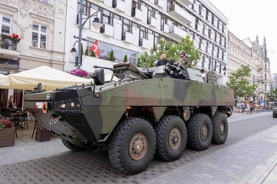 Parada na Piotrkowskiej przed meczem Marcina Gortata z NATO