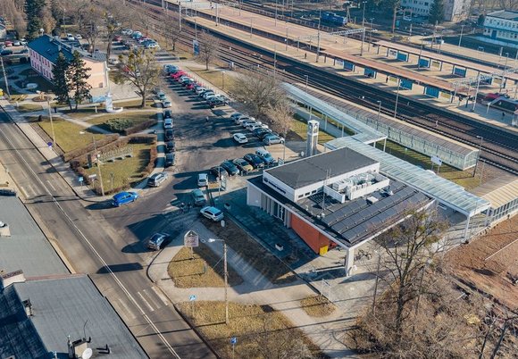 Łódź. Nowe parkingi przy dworcach PKP w Łódzkiem. Powstanie ponad 1000 miejsc! (na zdjęciu remontowany dworzec w Koluszkach)