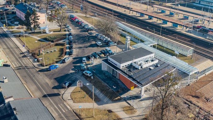 Łódź. Nowe parkingi przy dworcach PKP w Łódzkiem. Powstanie ponad 1000 miejsc! (na zdjęciu remontowany dworzec w Koluszkach)