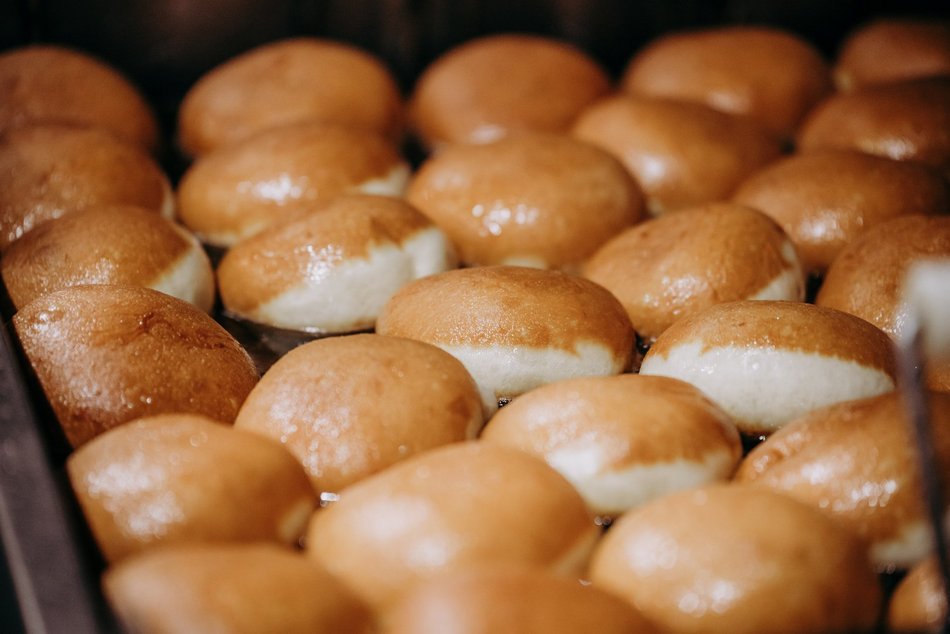 Łódź. Tłusty czwartek w Łodzi od kulis. Tak smaży się 5 tys. pączków w Gorącej Pączkarni!