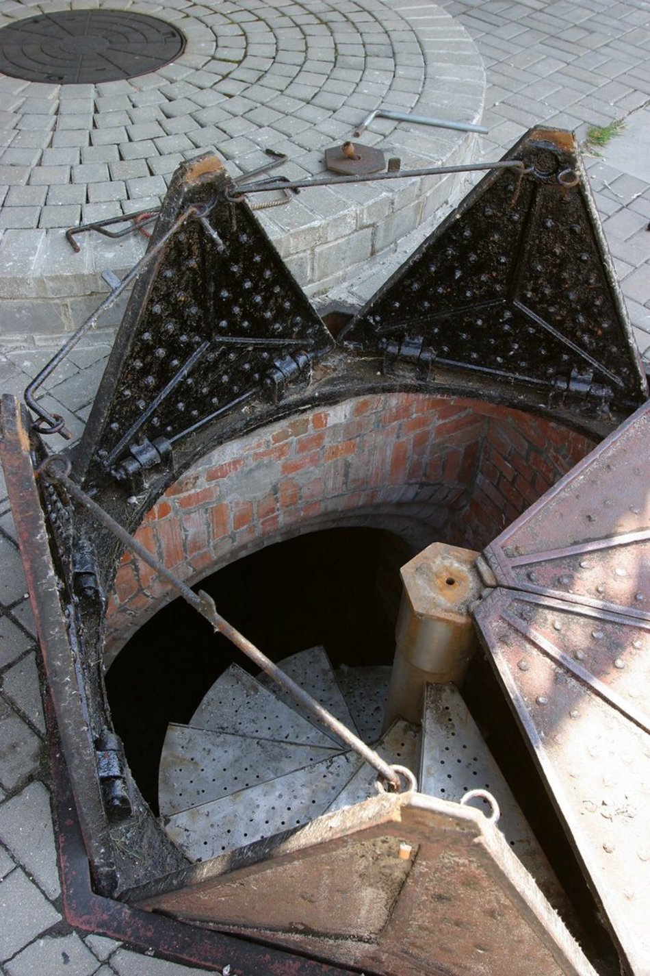 Łódź. Żeliwna pokrywa zejścia do kanału w kształcie gwiazdy