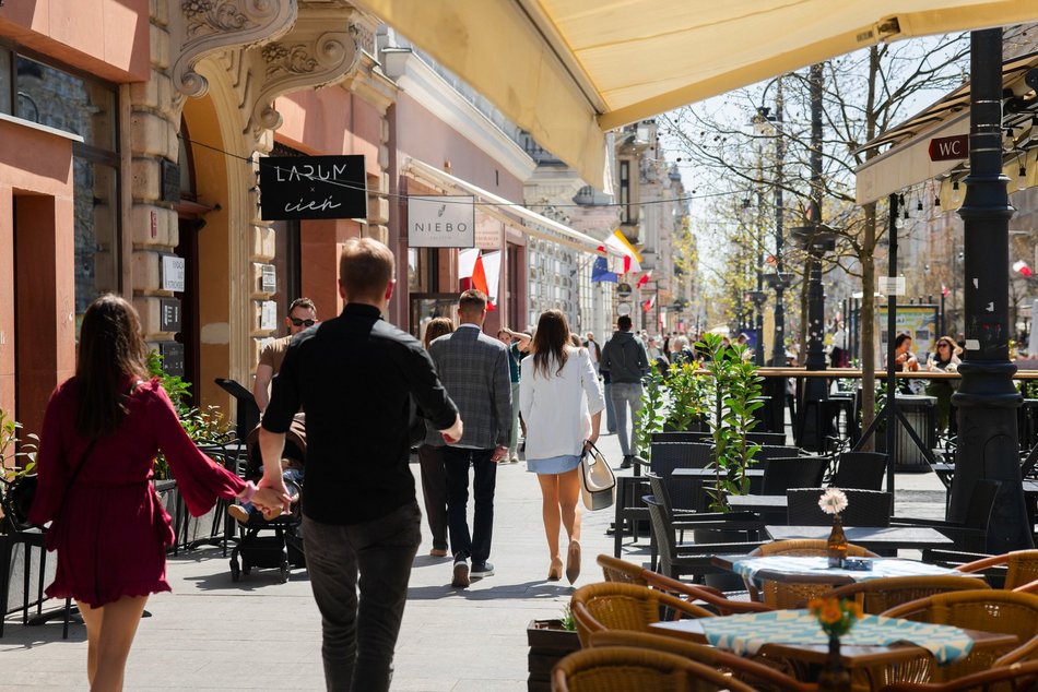 Łódź. Majówka na Piotrkowskiej w Łodzi. Tłumy spacerowiczów od rana do wieczora!