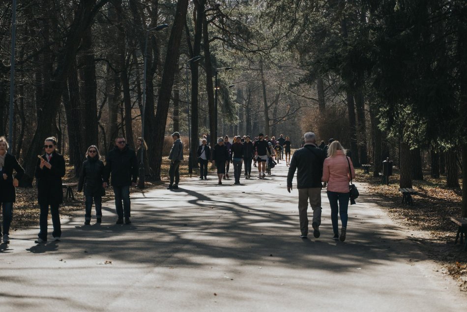 Łódź. Dobra pogoda w Łodzi sprzyja spacerowaniu! Tłumy w Parku na Zdrowiu w Łodzi