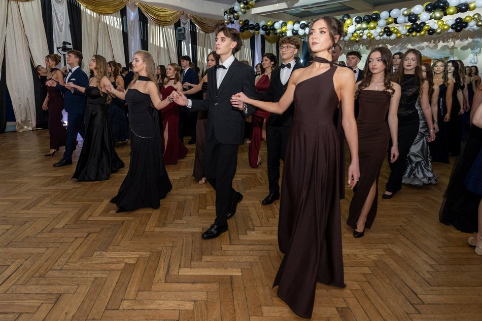 Łódź. Studniówka XXVI LO w Łodzi. Ależ oni zatańczyli... i jak pięknie wyglądali!