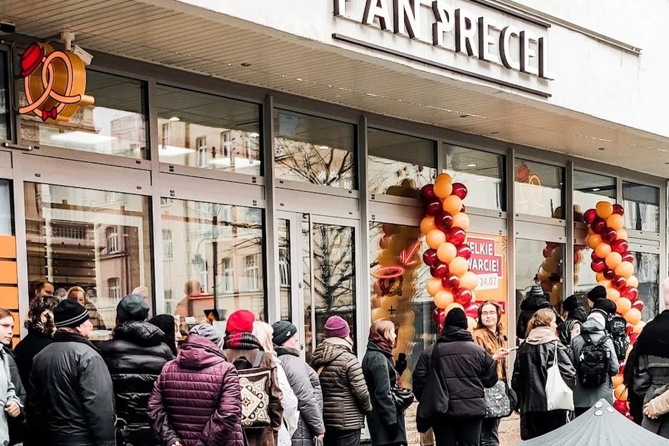 Kolejki do restauracji i piekarni w Łodzi