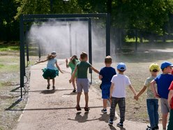 Wodne kurtyny i nowe huśtawki na największym placu zabaw w Łodzi