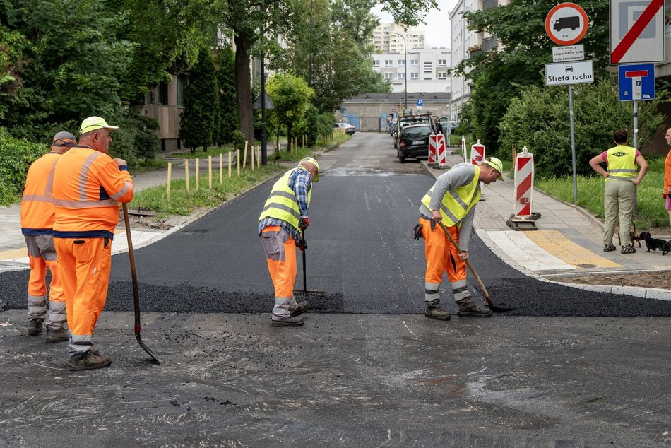 Remont Brzeźnej dobiega końca. Wylali już nowy asfalt