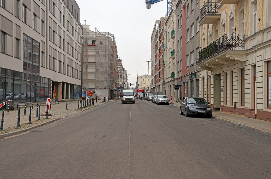 Nowy asfalt na Struga. Powrót autobusu MPK Łódź na swoją trasę.