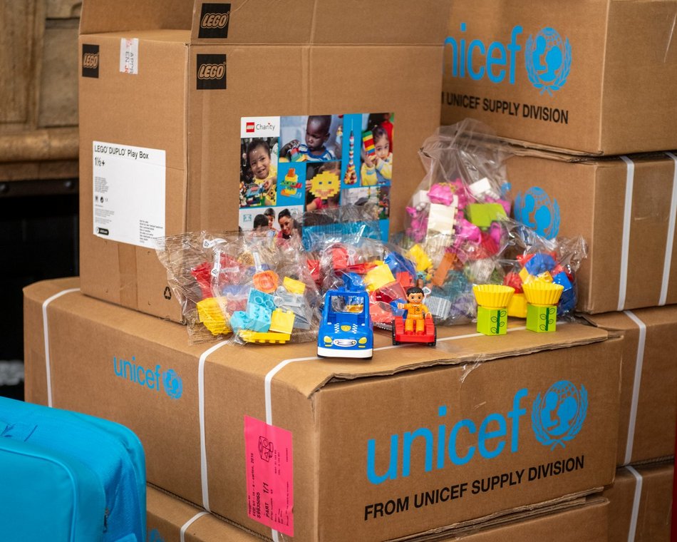 pudła z darami dla dzieci