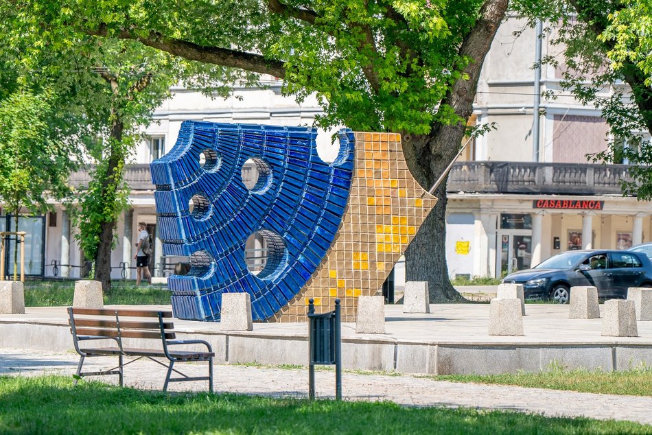 zegar słoneczny w parku